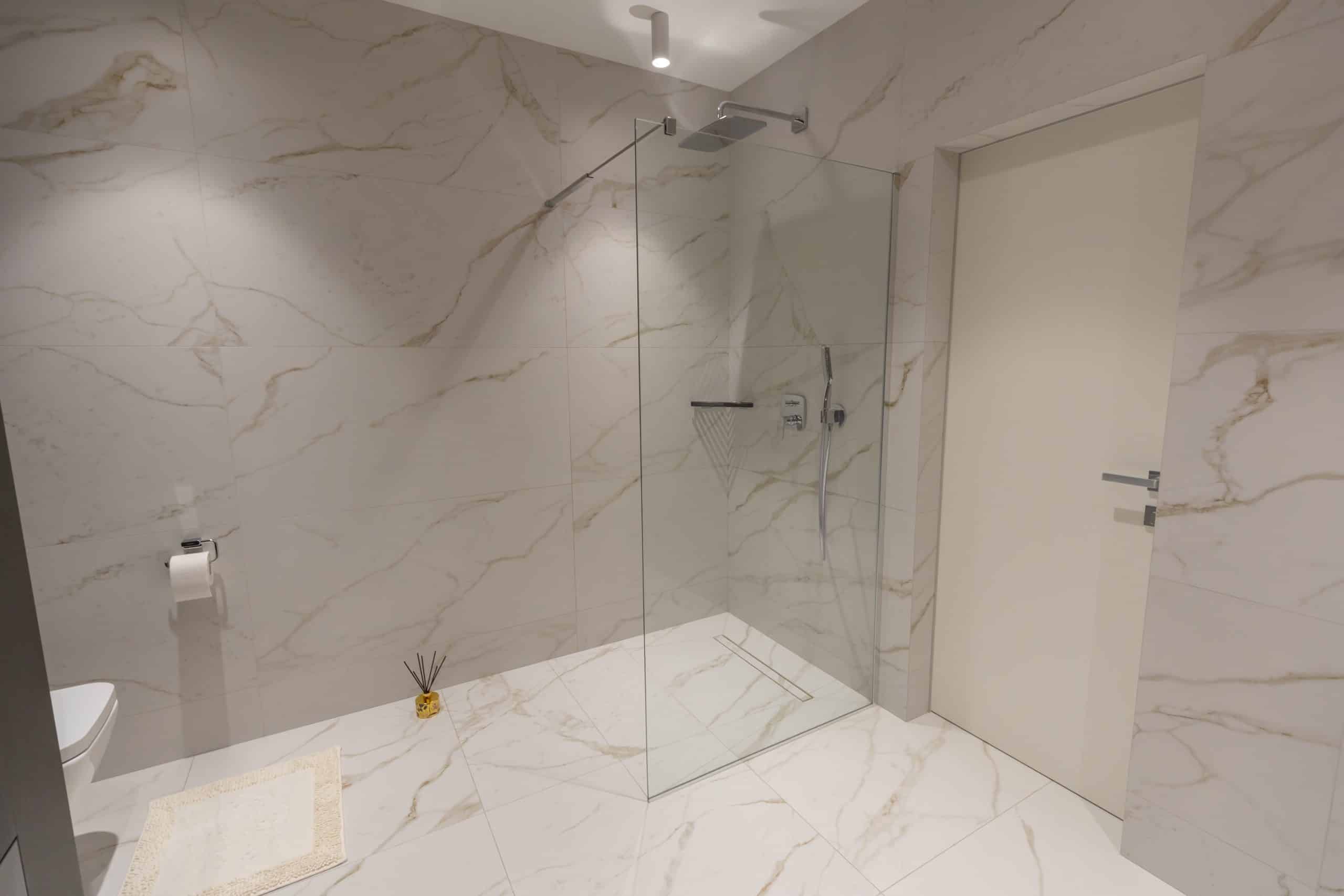 bagno senza vasca né cabina doccia