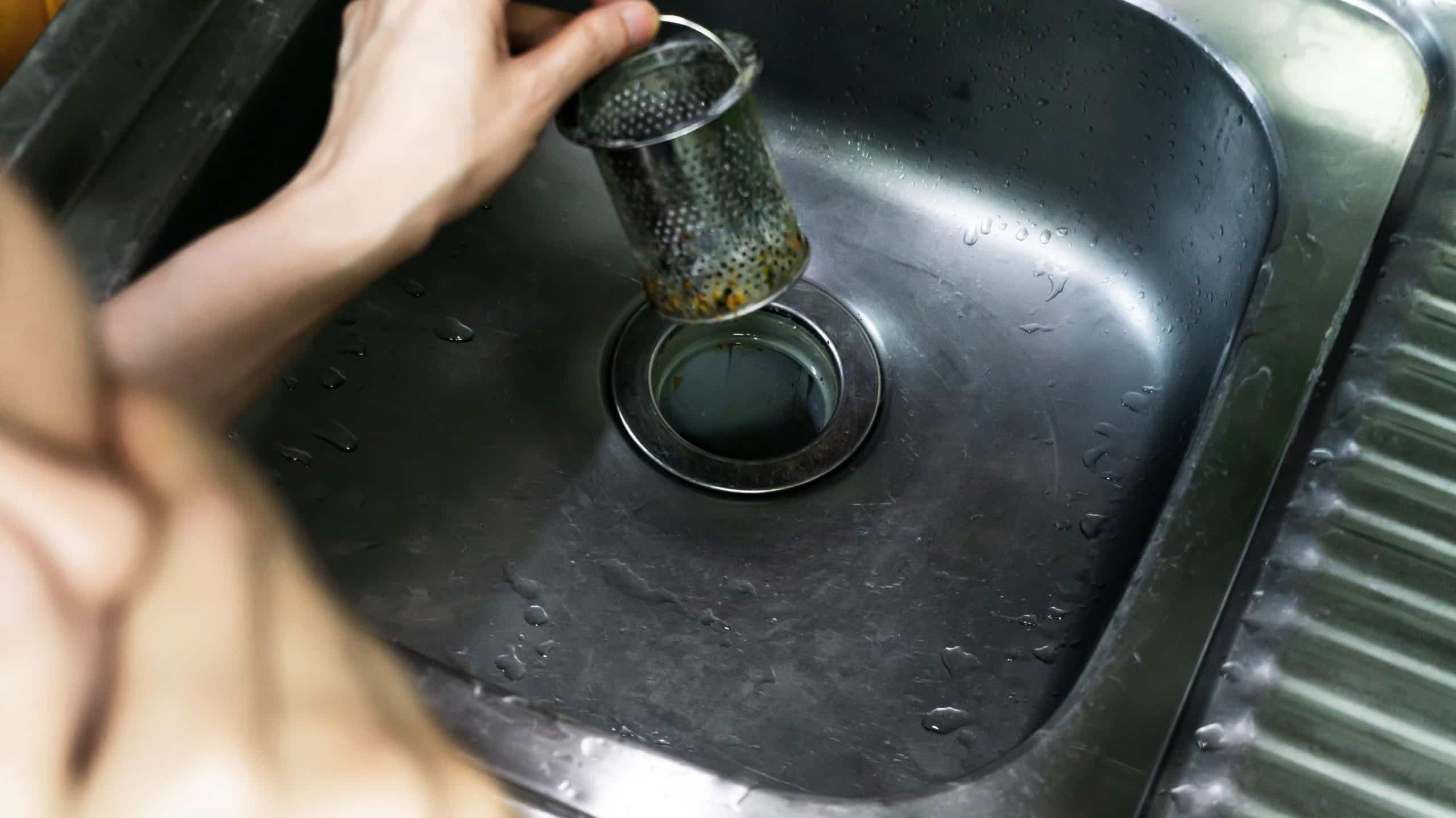 Metodo per eliminare l'odore di fogna nelle tubature